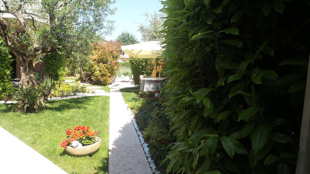 B&B Garda 4U Дезенцано-дель-Гарда Экстерьер фото