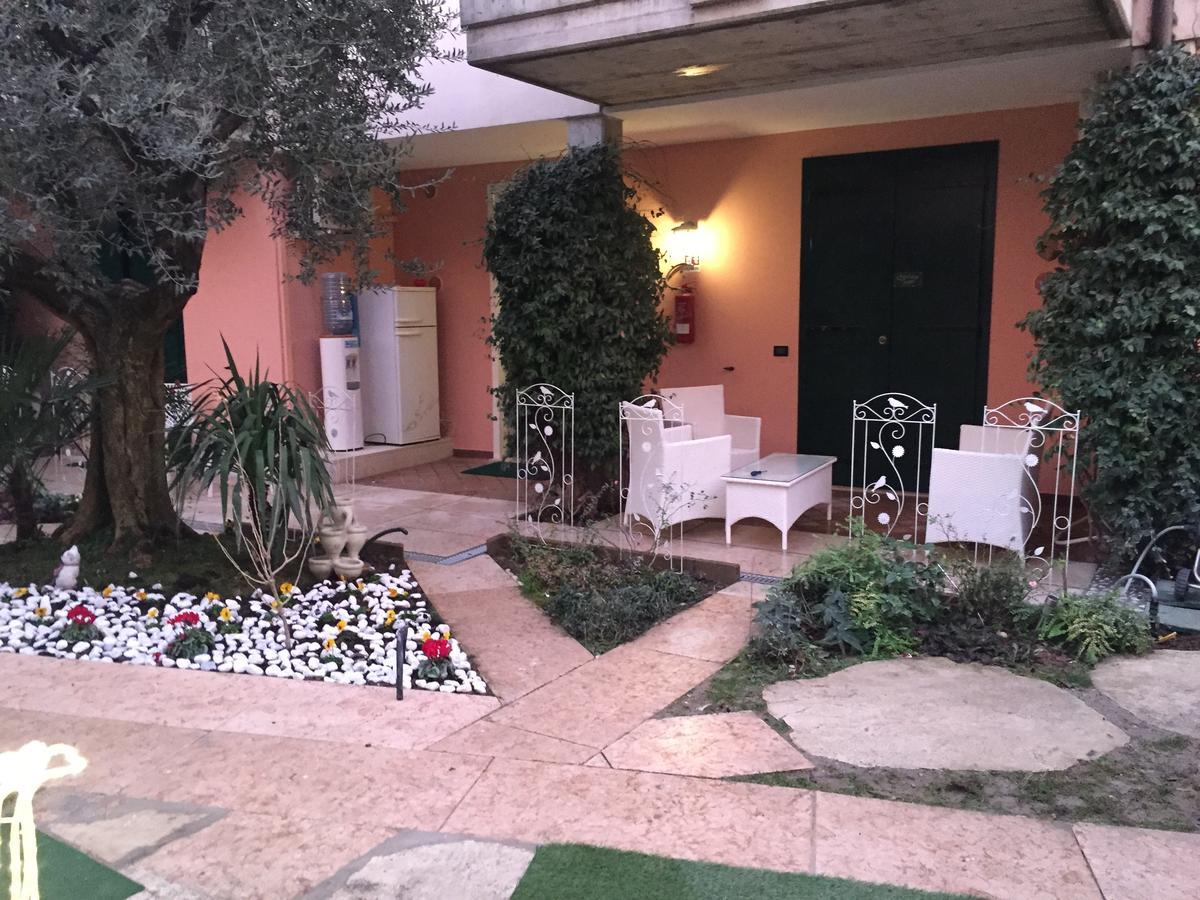 B&B Garda 4U Дезенцано-дель-Гарда Экстерьер фото
