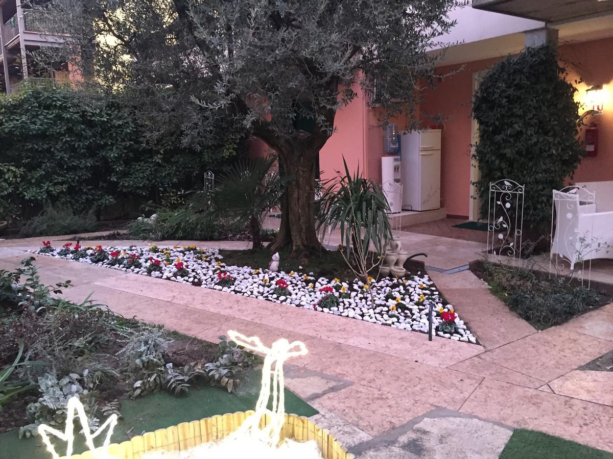 B&B Garda 4U Дезенцано-дель-Гарда Экстерьер фото